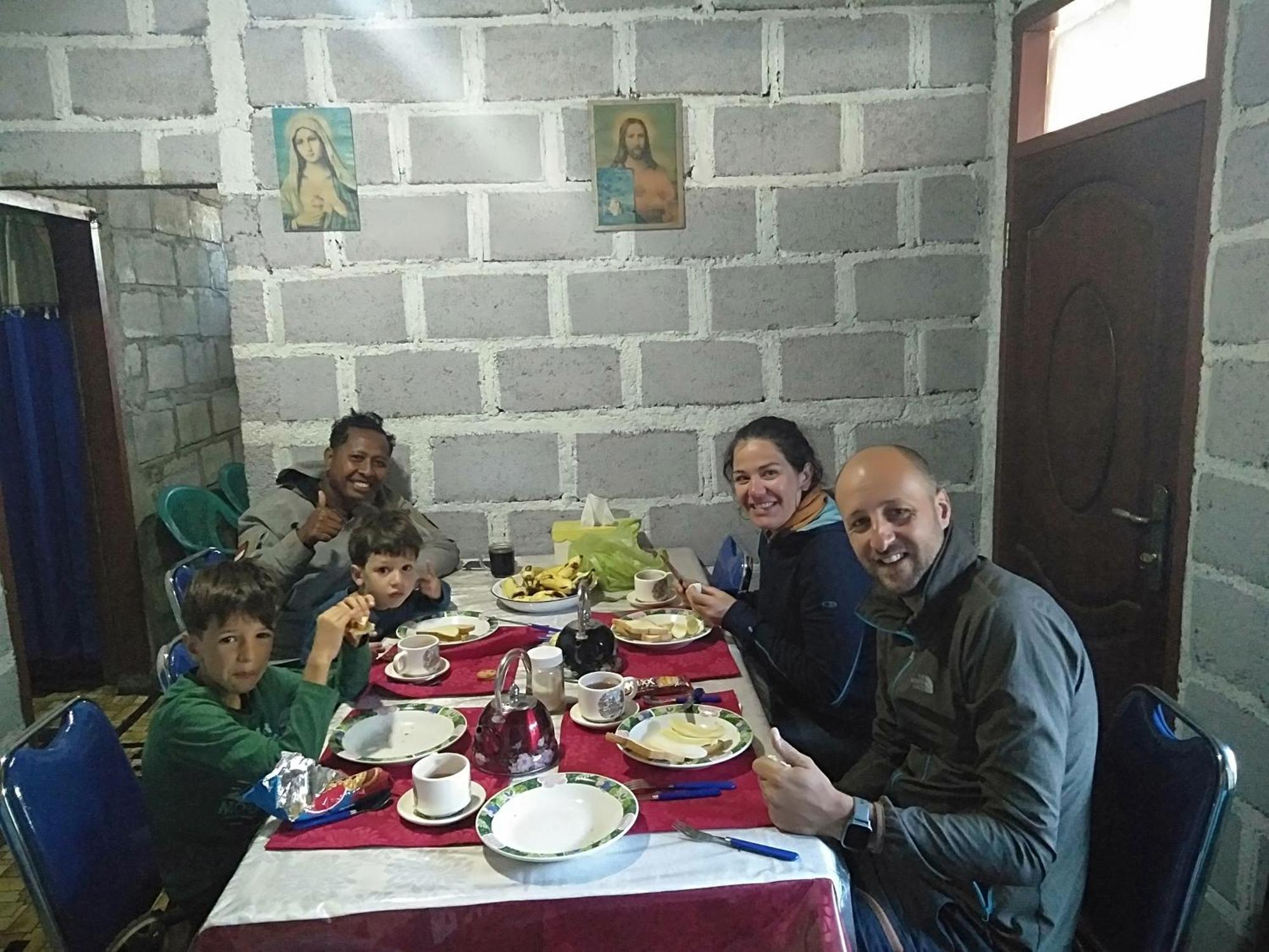 Arnolds Familly Homestay Bajawa 客房 照片